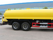 Το κίτρινο φορτηγό ψεκαστήρων νερού φορτηγών βυτιοφόρων 6x4 18m3 με HW76 μακραίνει το αμάξι