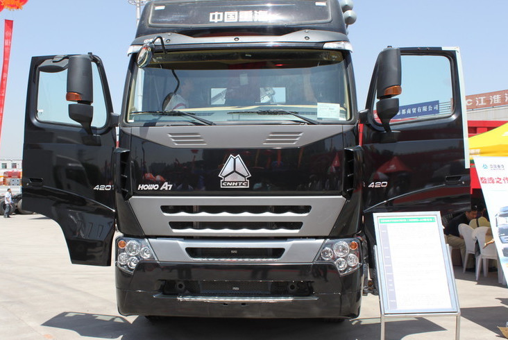 Μαύρα φορτηγά τρακτέρ 6x4 Sinotruk Howo για τους κανονικούς/σκληρούς δρόμους ZZ4257V3247N1B