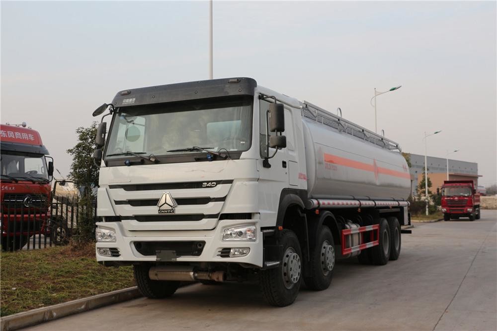 Βυτιοφόρο παράδοσης καυσίμων Sinotruk HOWO 8x4 για τη μεταφορά πετρελαίου diesel υγρού αερίου