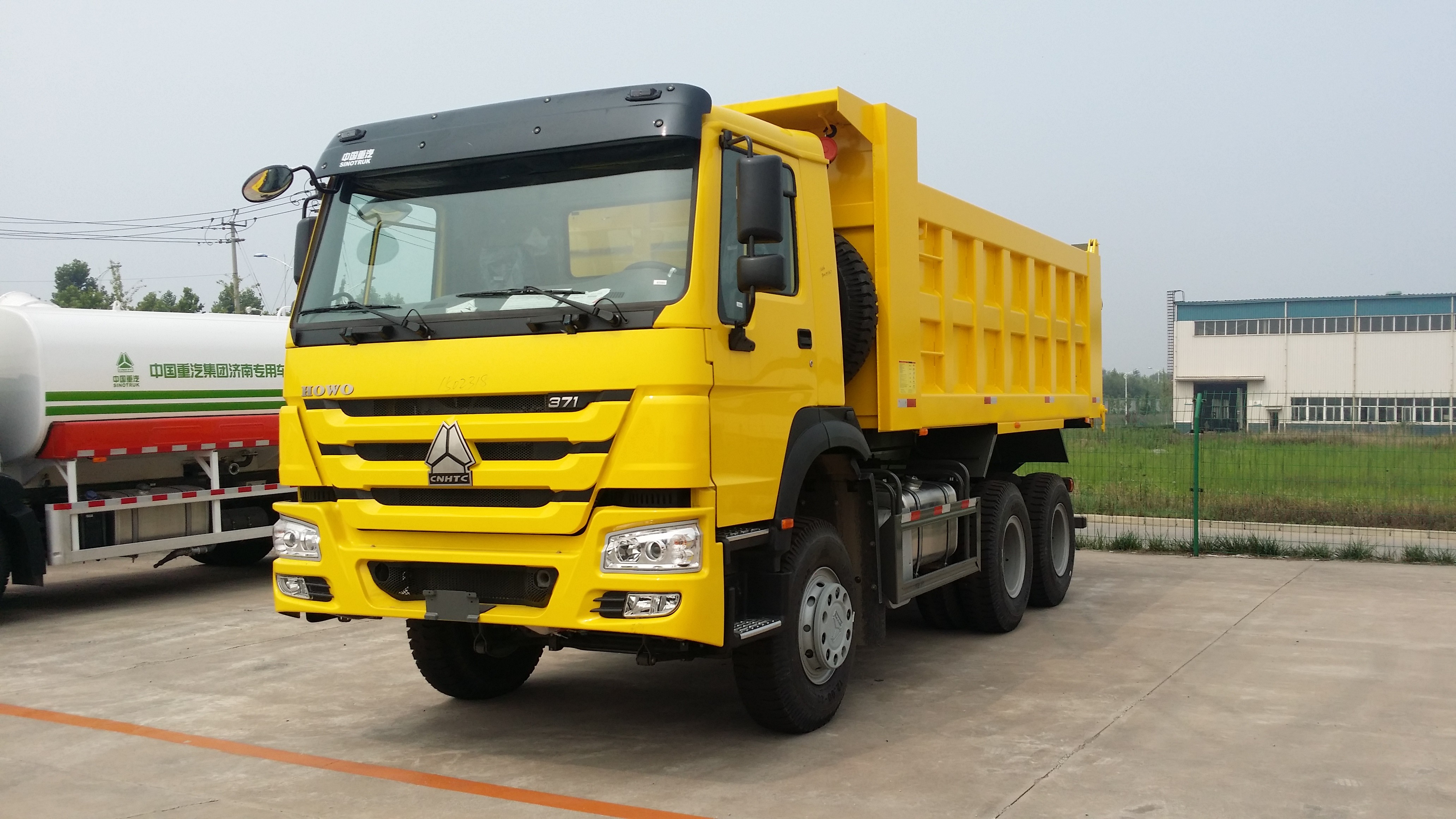 βαρέων καθηκόντων φορτηγό απορρίψεων 371HP 20CBM με το κίτρινο χρώμα και τον μπροστινό άξονα HF9