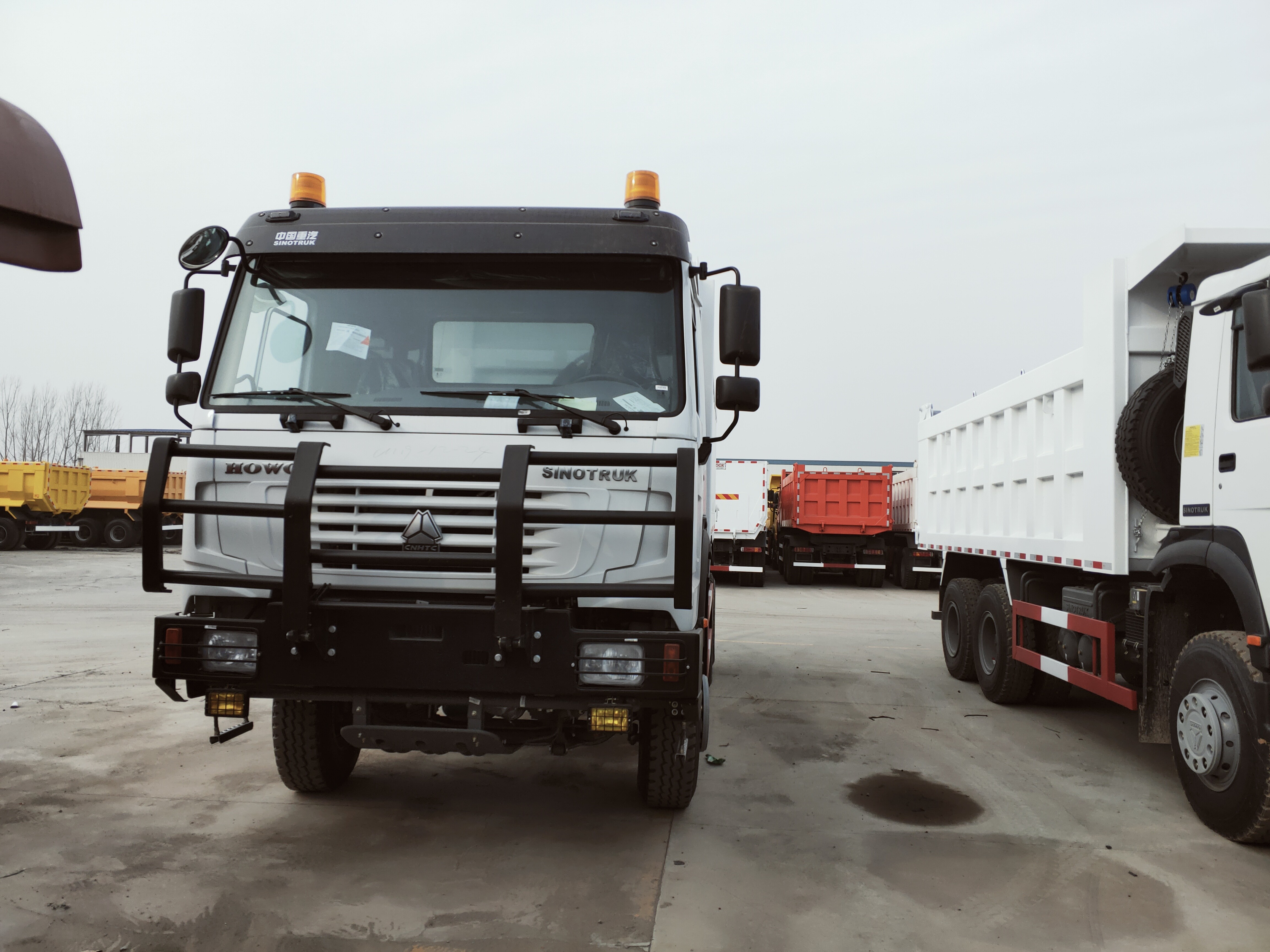 336HP βαρέων καθηκόντων φορτηγό απορρίψεων με μετάδοση HW19710 και 9 τόνους μπροστινών αξόνων