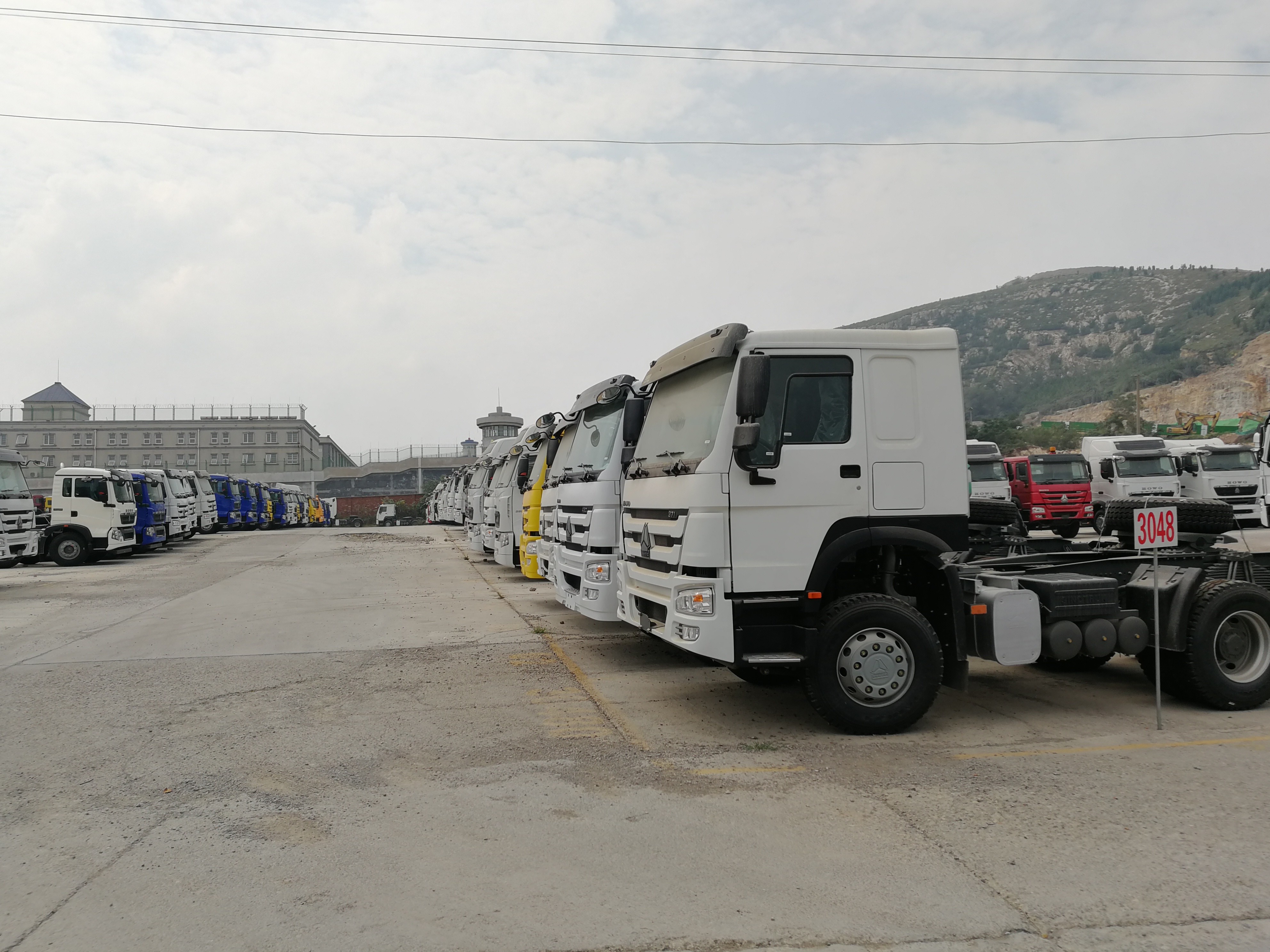 Sinotruk Howo 6x4 φορτηγό ρυμουλκών τρακτέρ 420 HP με τη μηχανή D12.40 και την καμπίνα HW76