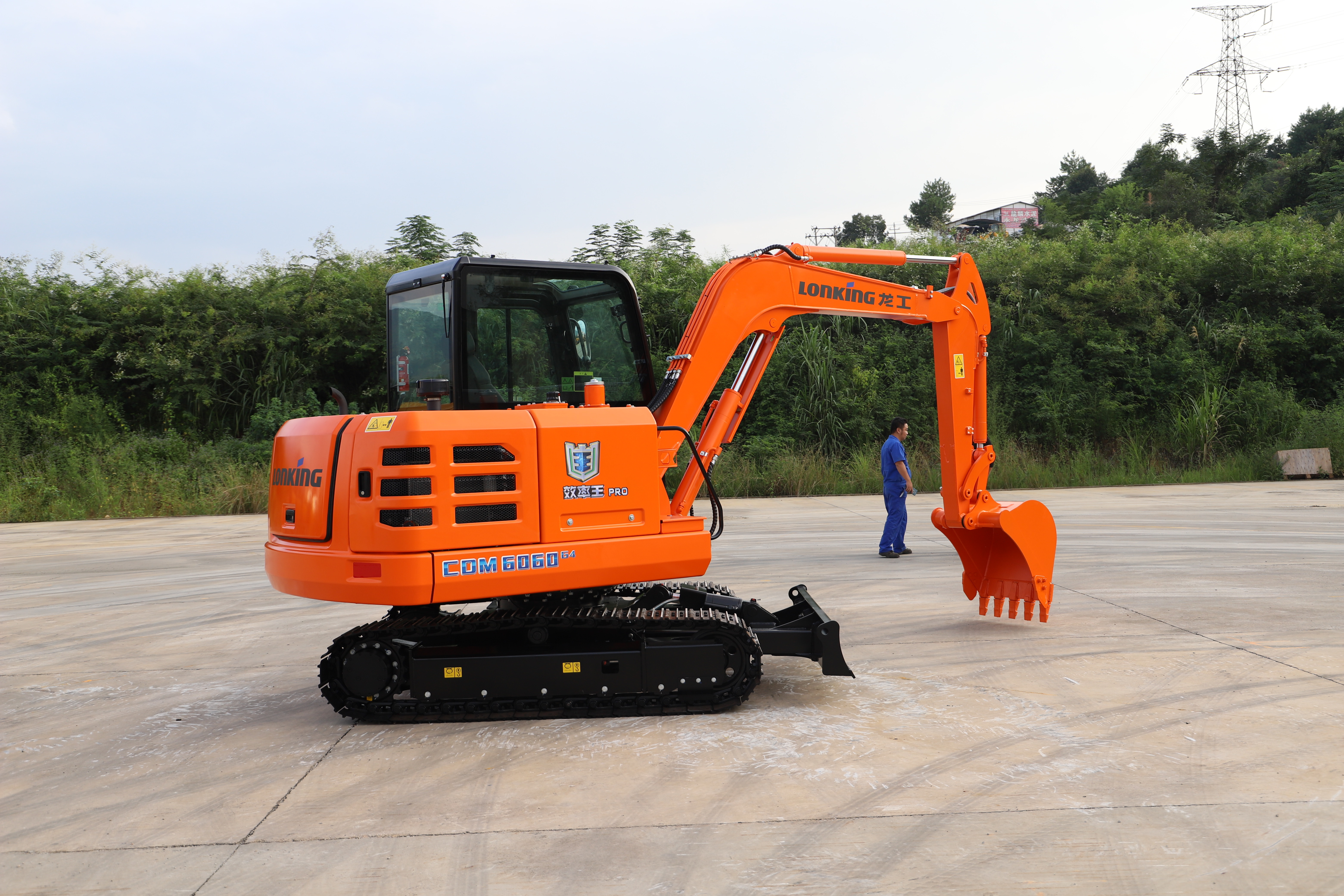 Lonking CDM6060 6 Ton Hydraulic Excavator with 0.5~1.0m³ Bucket Capacity and 15.4kw/2400rpm Power