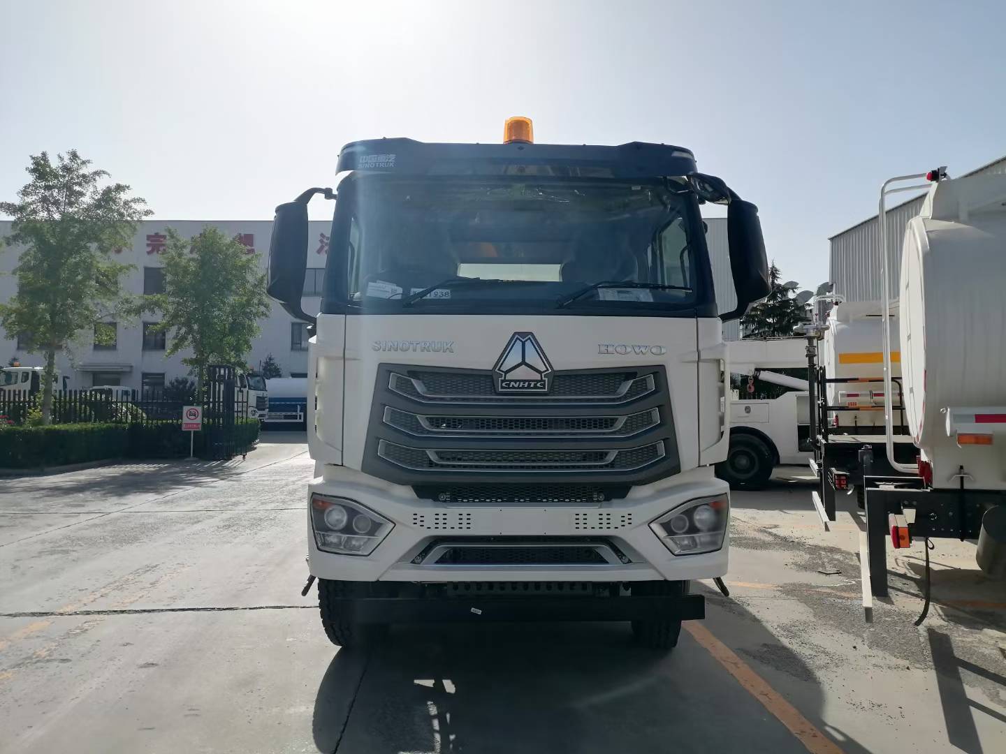 Νέο Sinotruk HOWO 8×4 φορτηγό αναμειγνύματος σκυροδέματος με χωρητικότητα τύμπανου 12-16 m3 και κινητήρα 371-400HP για βαριές κατασκευές