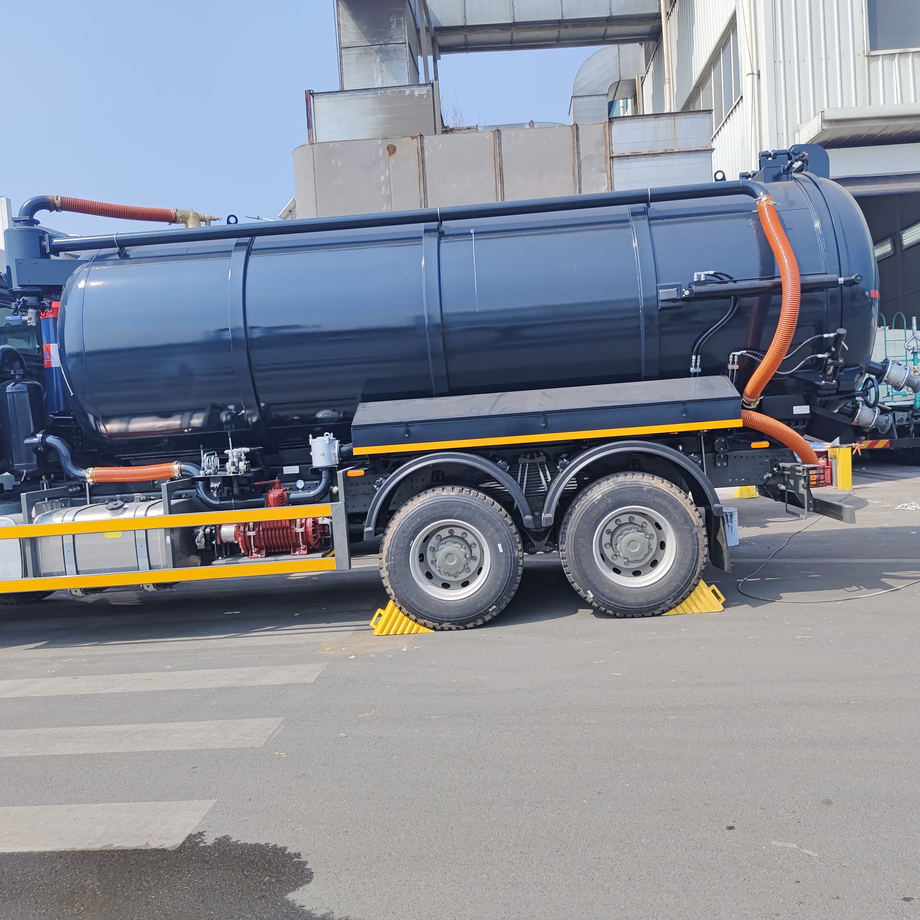 HOWO 15CBM αναρρόφηση λυμάτων κενού με κινητήρα 266HP και κίνηση 6×4 για καθαρισμό σηπτικής δεξαμενής