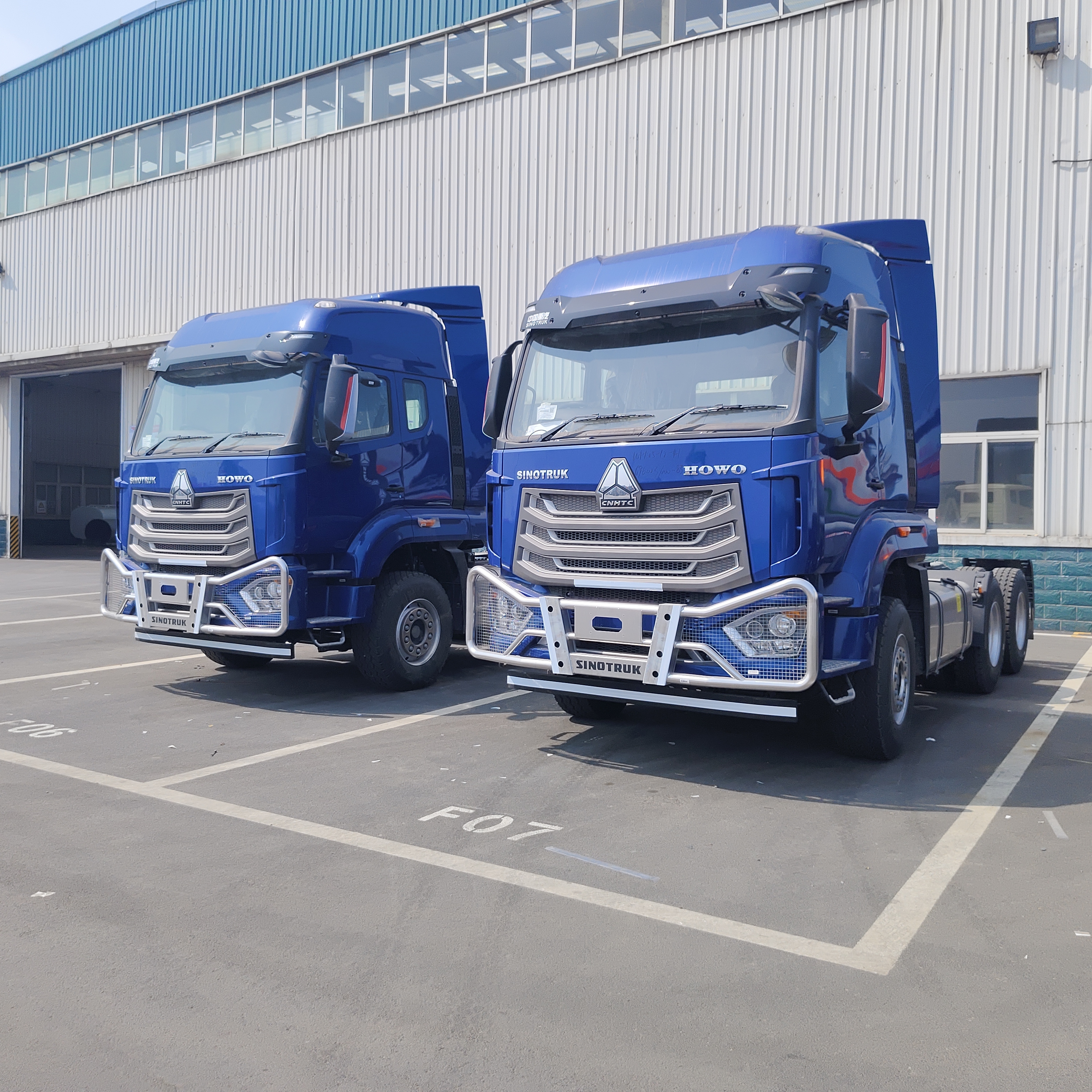 HOWO NX Τρακτέρ με 6×4 τροχούς κίνησης βαρύ κινητήρα ντίζελ και καμπίνα ύπνου υψηλής οροφής για μεταλλευτική και μακρινή μεταφορά εμπορευμάτων