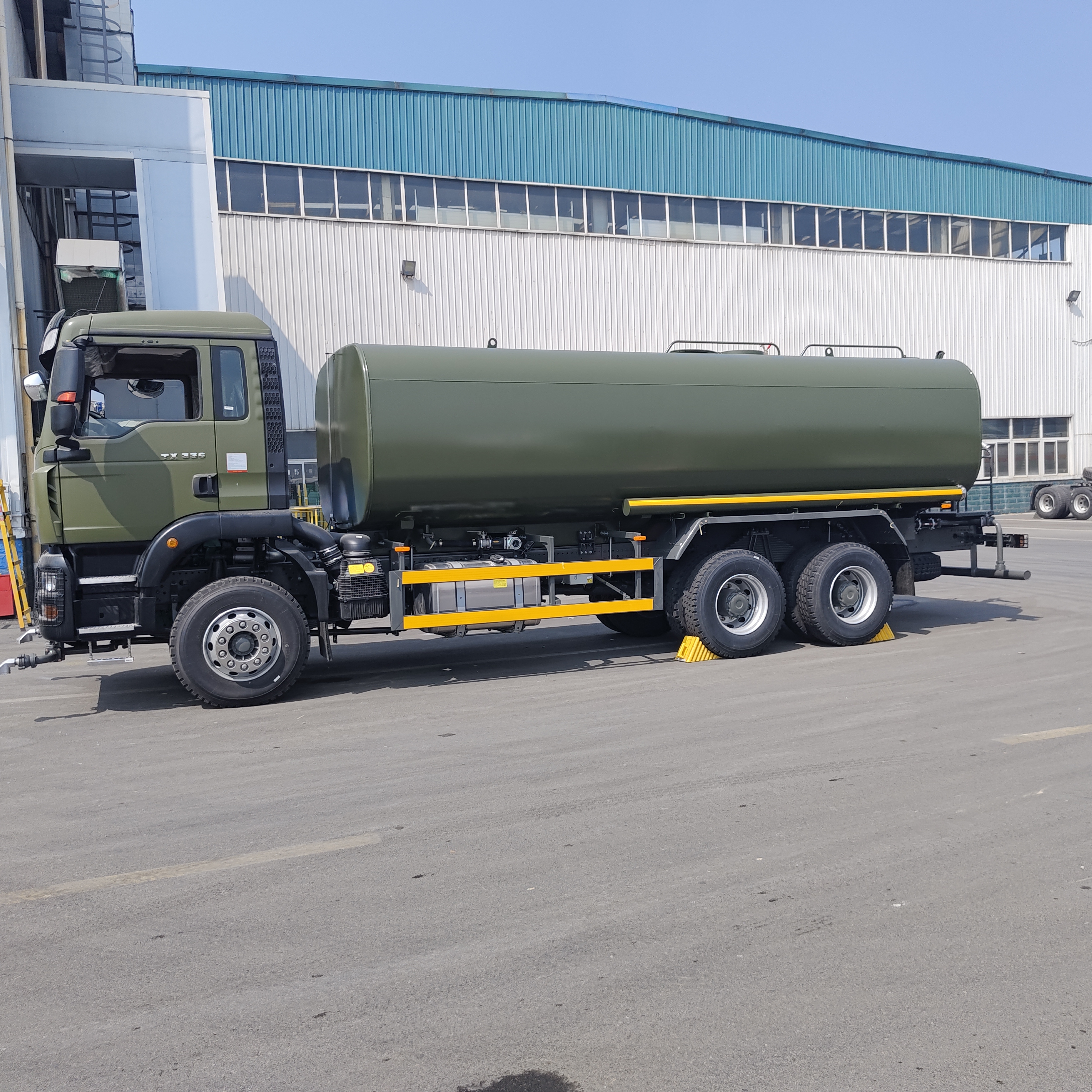 Φορτηγό δεξαμενής νερού HOWO TX 6×4 με φυγόκεντρη αντλία νερού υψηλής πίεσης χωρητικότητας 15-20 CBM και ενισχυμένο σώμα δεξαμενής για καταστολή σκόνης και δημοτικό καθαρισμό
