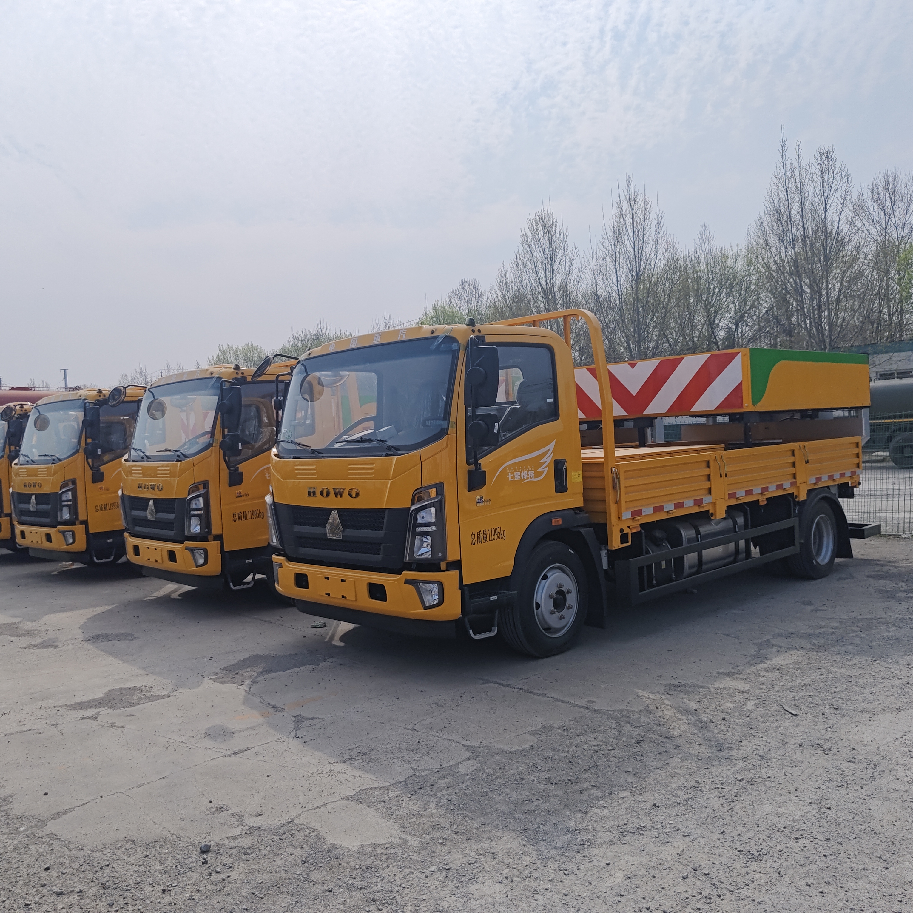 HOWO 4×2 Truck Crash Cushion με υψηλής απόδοσης απορρόφηση ενέργειας και μοντελοποιημένο σχεδιασμό αντικατάστασης για την οδική ασφάλεια