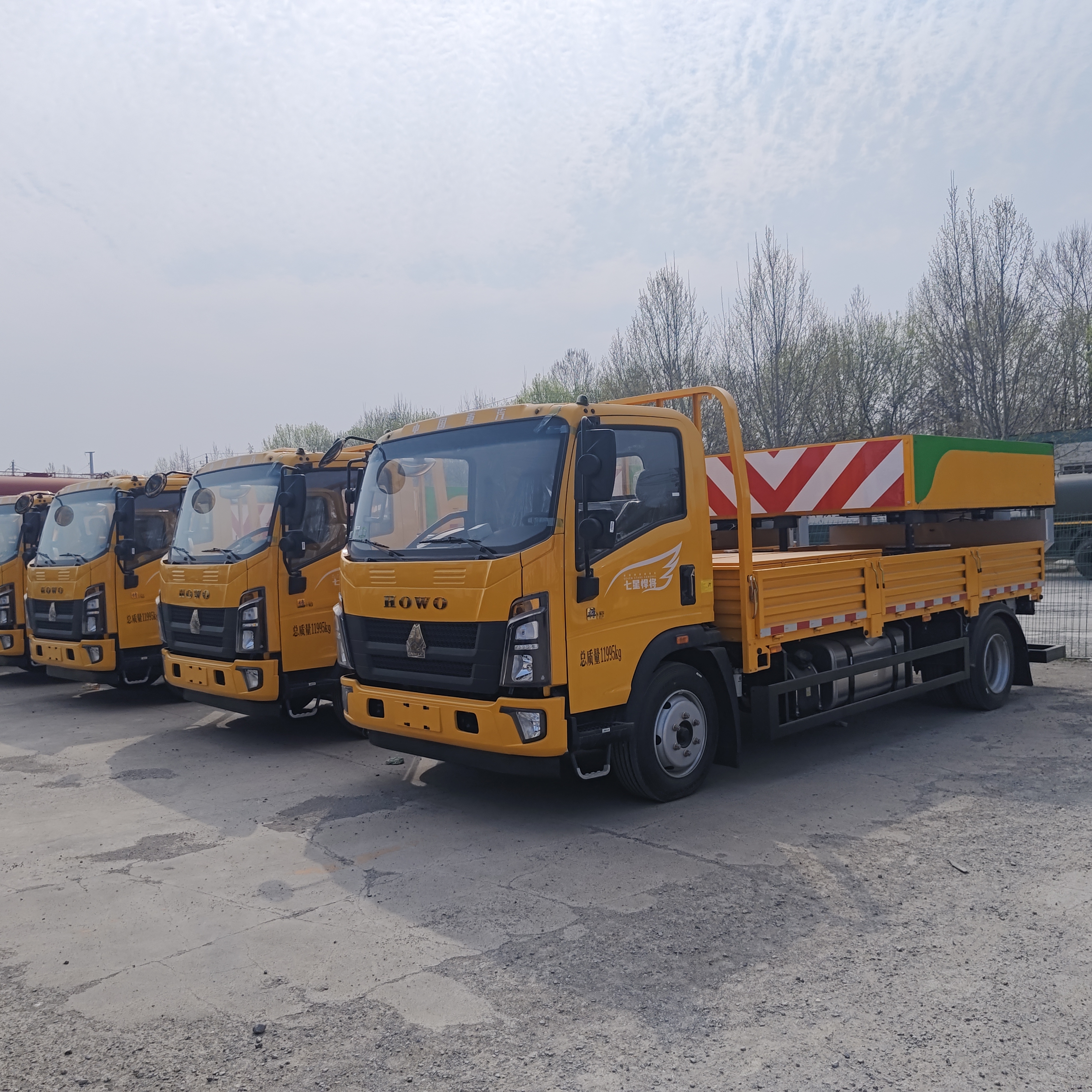 HOWO 4×2 Crash Cushion Truck με υδραυλικό σύστημα ανύψωσης και προειδοποιητικά φώτα LED για ασφάλεια στον αυτοκινητόδρομο