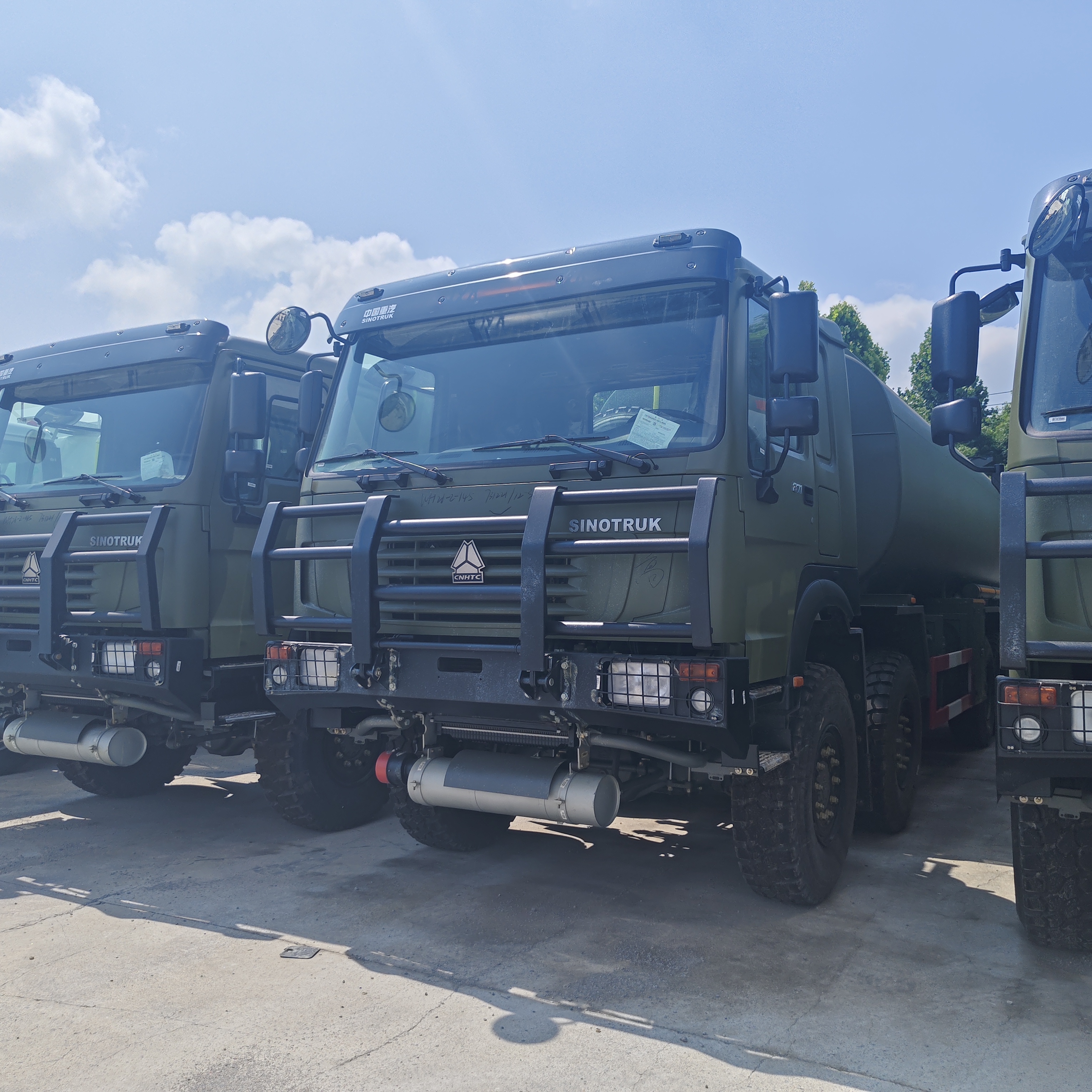 HOWO 8×8 50 000L φορτηγό δεξαμενόπλοιου καυσίμου με κινητήρα 371HP και 8×8 τετρακίνηση για τη μεταφορά βαρέων καυσίμων