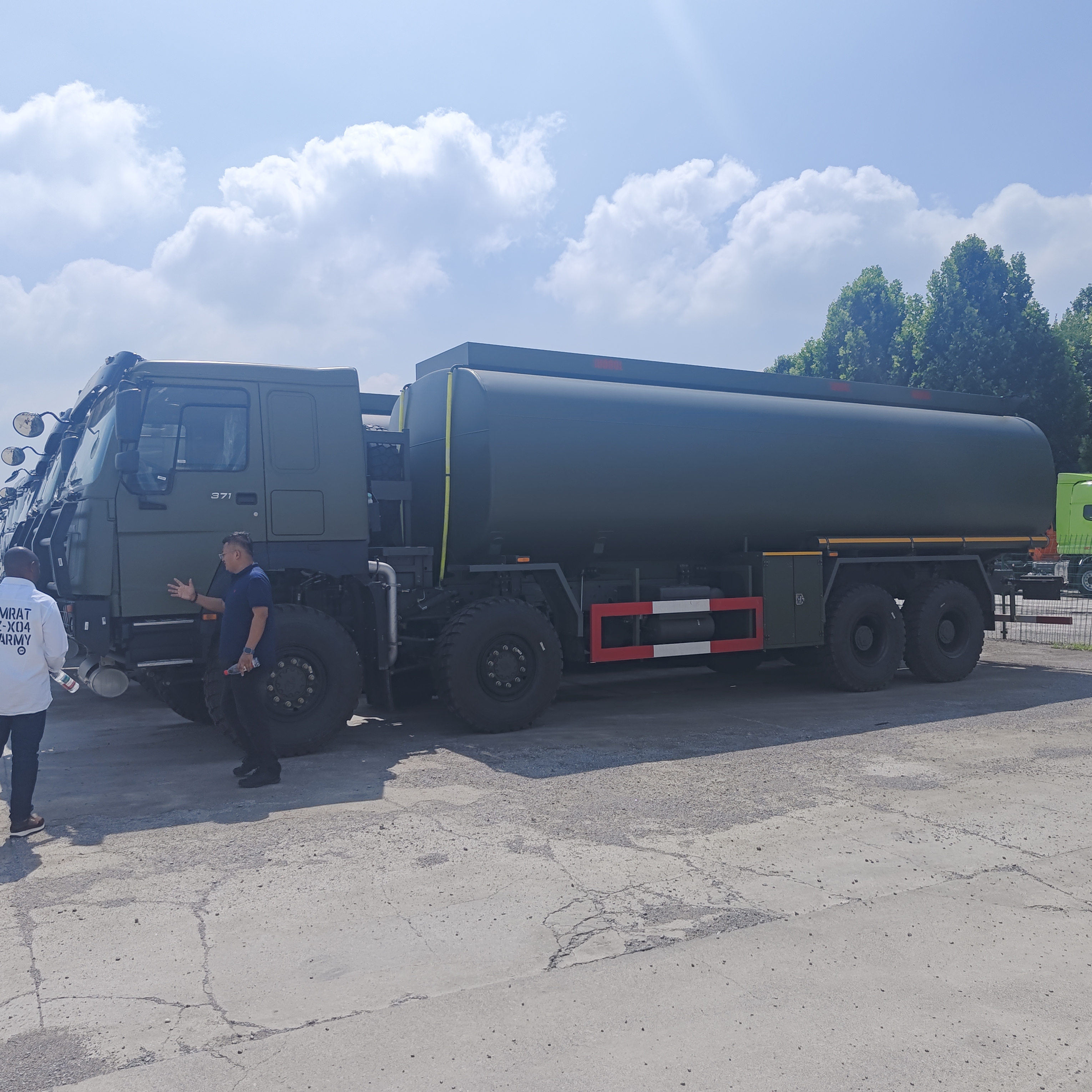 HOWO 8×8 45.000L Fuel Tank Truck με κινητήρα 371HP και τετρακίνηση 8×8 για μεταφορά καυσίμου βαρέως τύπου