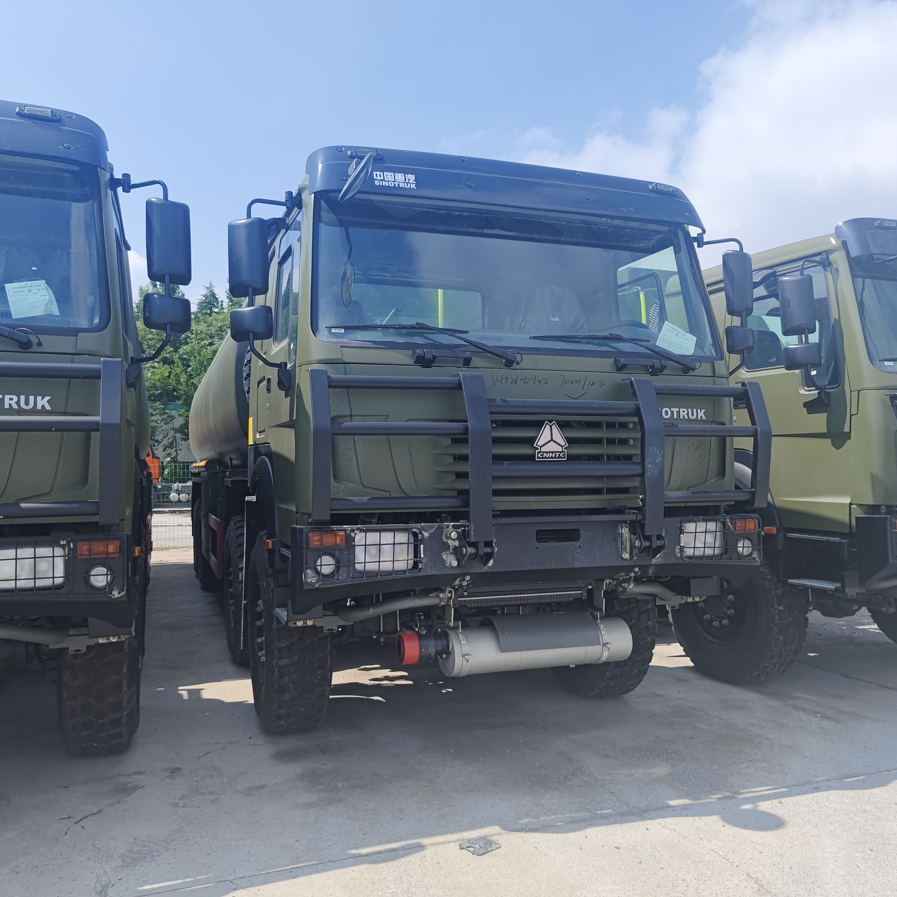 HOWO 8×8 40 000L φορτηγό δεξαμενόπλοιου καυσίμου με κινητήρα 371HP και 8×8 τετρακίνηση για τη μεταφορά βαρέων καυσίμων