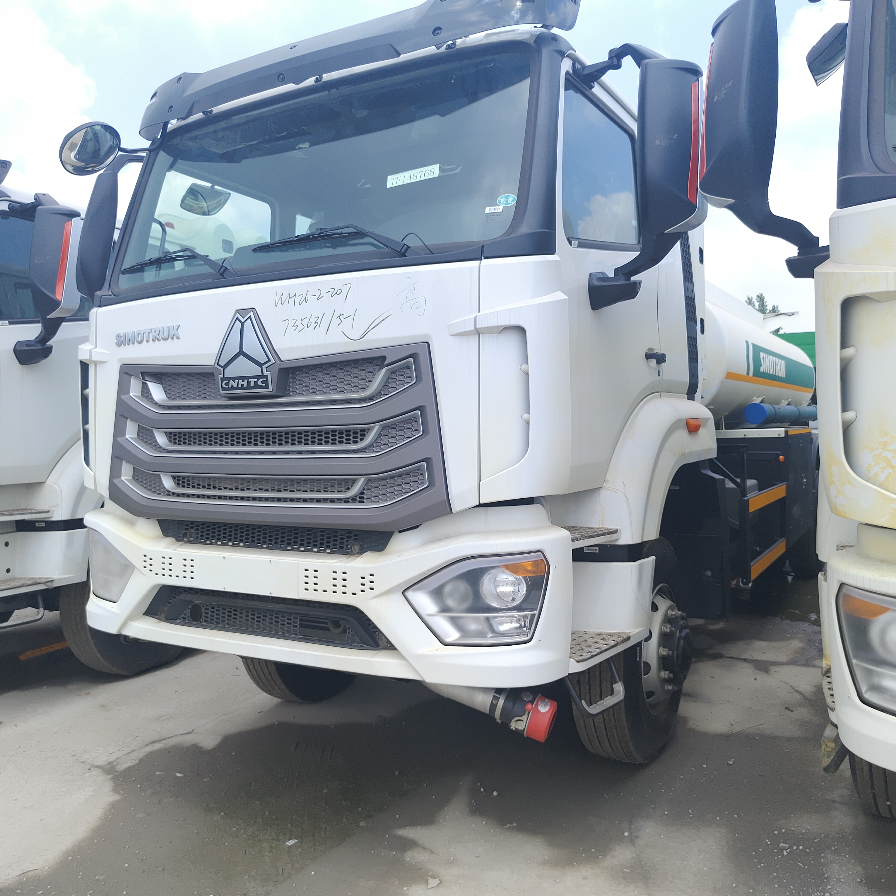 HOWO NX 6×4 CNG Tank Fuel Truck με κινητήρα 400HP και χωρητικότητα 30.000L για τη μεταφορά ντίζελ και βενζίνης
