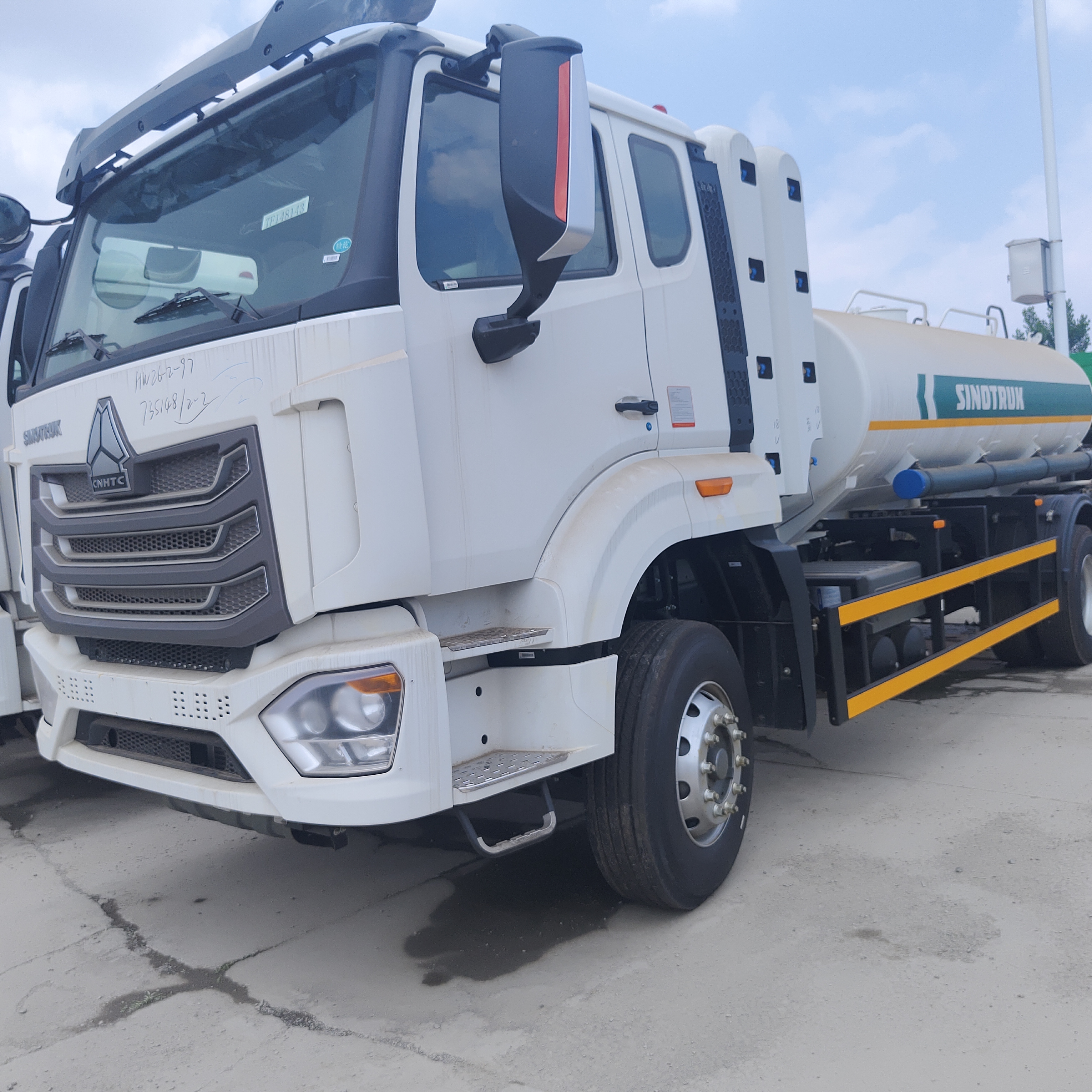 HOWO NX 6×4 CNG Tank Fuel Truck με κινητήρα 400HP και ωφέλιμο φορτίο 20T για τη μεταφορά ντίζελ και βενζίνης