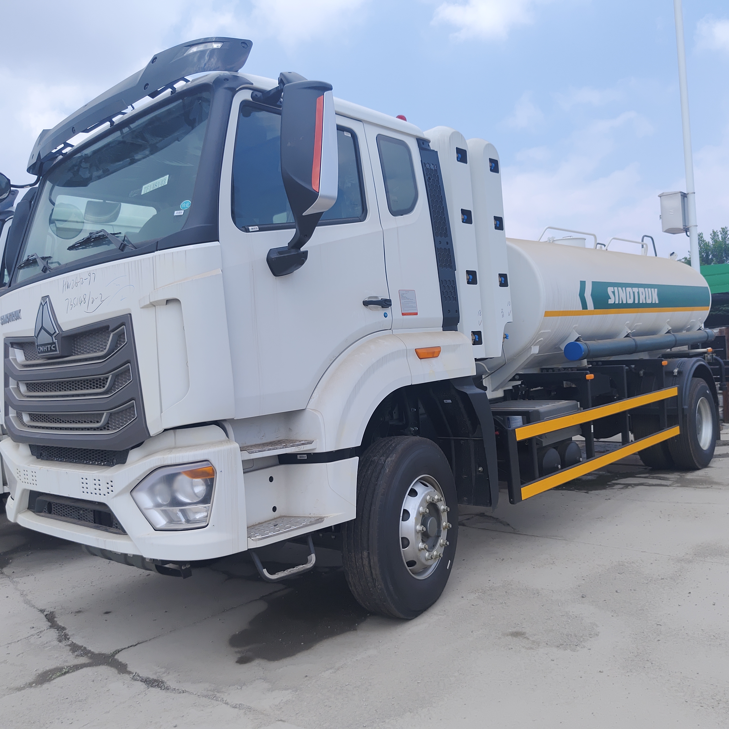 HOWO NX 6×4 CNG Tank Fuel Truck με κινητήρα 400HP και χωρητικότητα 25.000L για διανομή καυσίμου