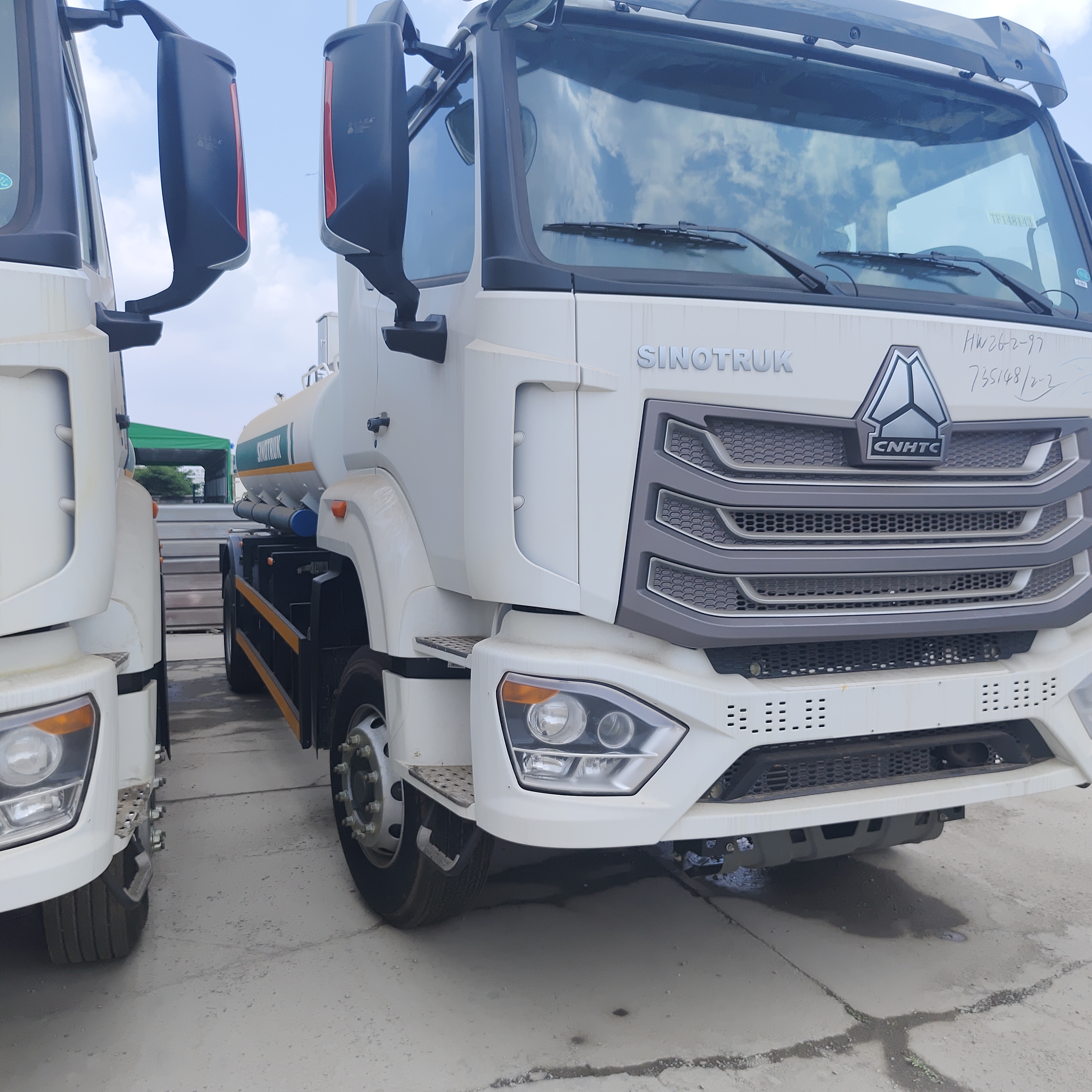 HOWO NX 6×4 CNG Tank Fuel Truck με κινητήρα 400HP και ωφέλιμο φορτίο 20T για τη μεταφορά ντίζελ και βενζίνης