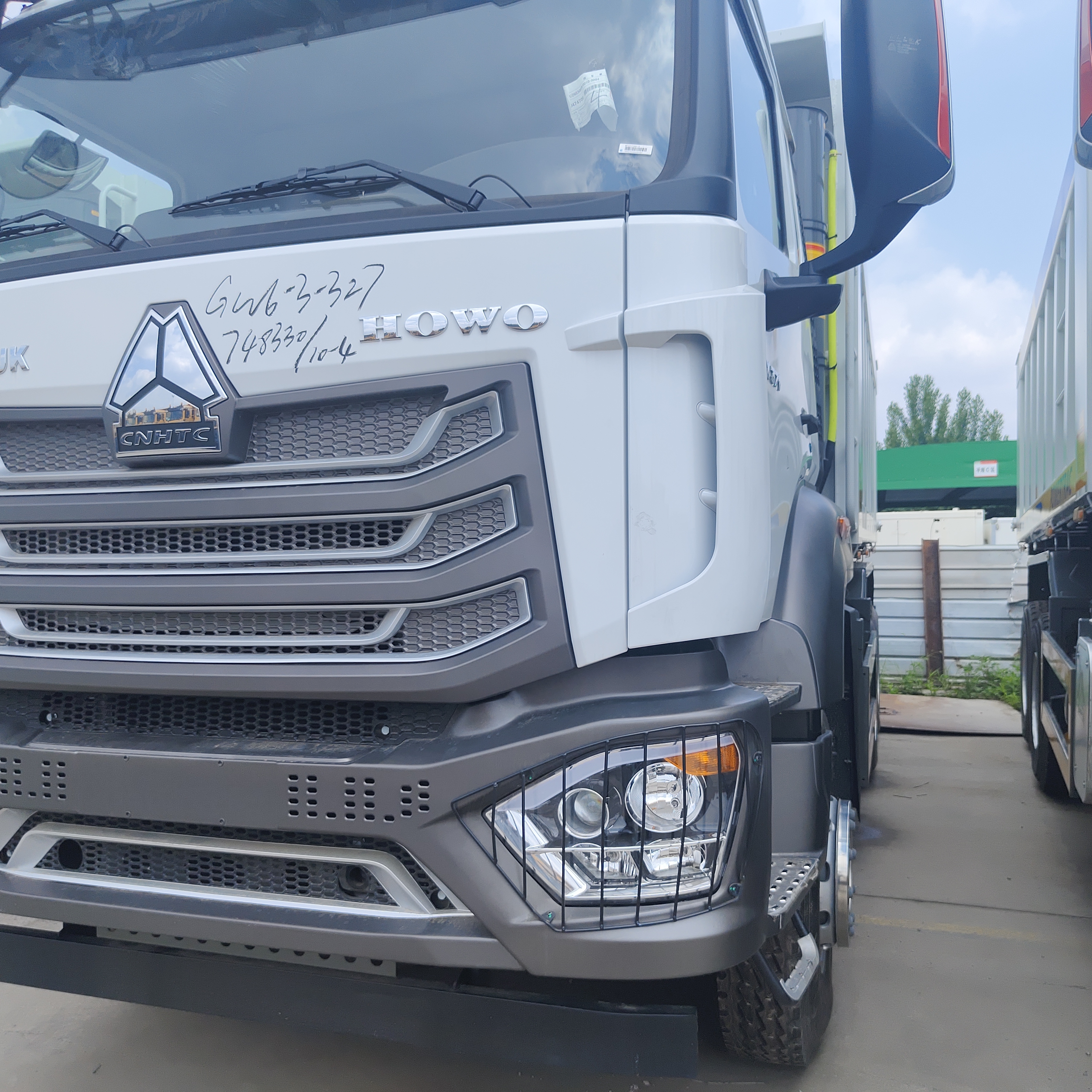Ανατρεπόμενο φορτηγό βαρέως τύπου HOWO NX 6×4 με κινητήρα 400 ίππων και αμάξωμα 20 CBM για εξόρυξη και κατασκευές