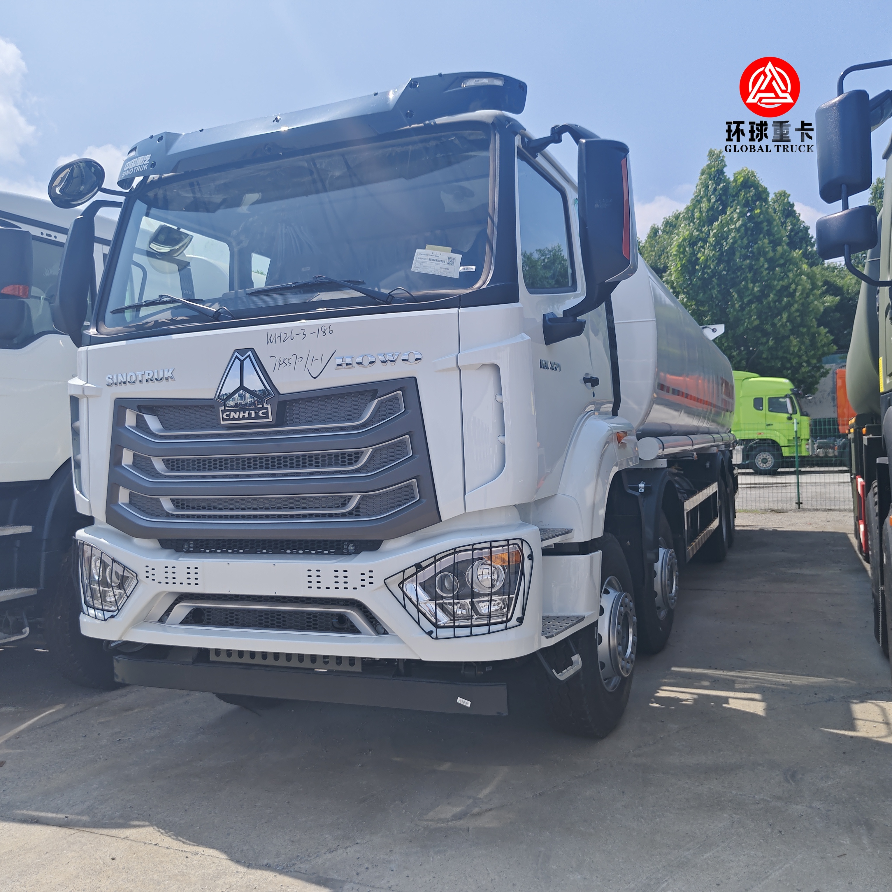 HOWO NX 8x4 30000L φορτηγό δεξαμενόπλοιου καυσίμου βαρύ φορτηγό ντίζελ για την αγορά της Μοζαμβίκης