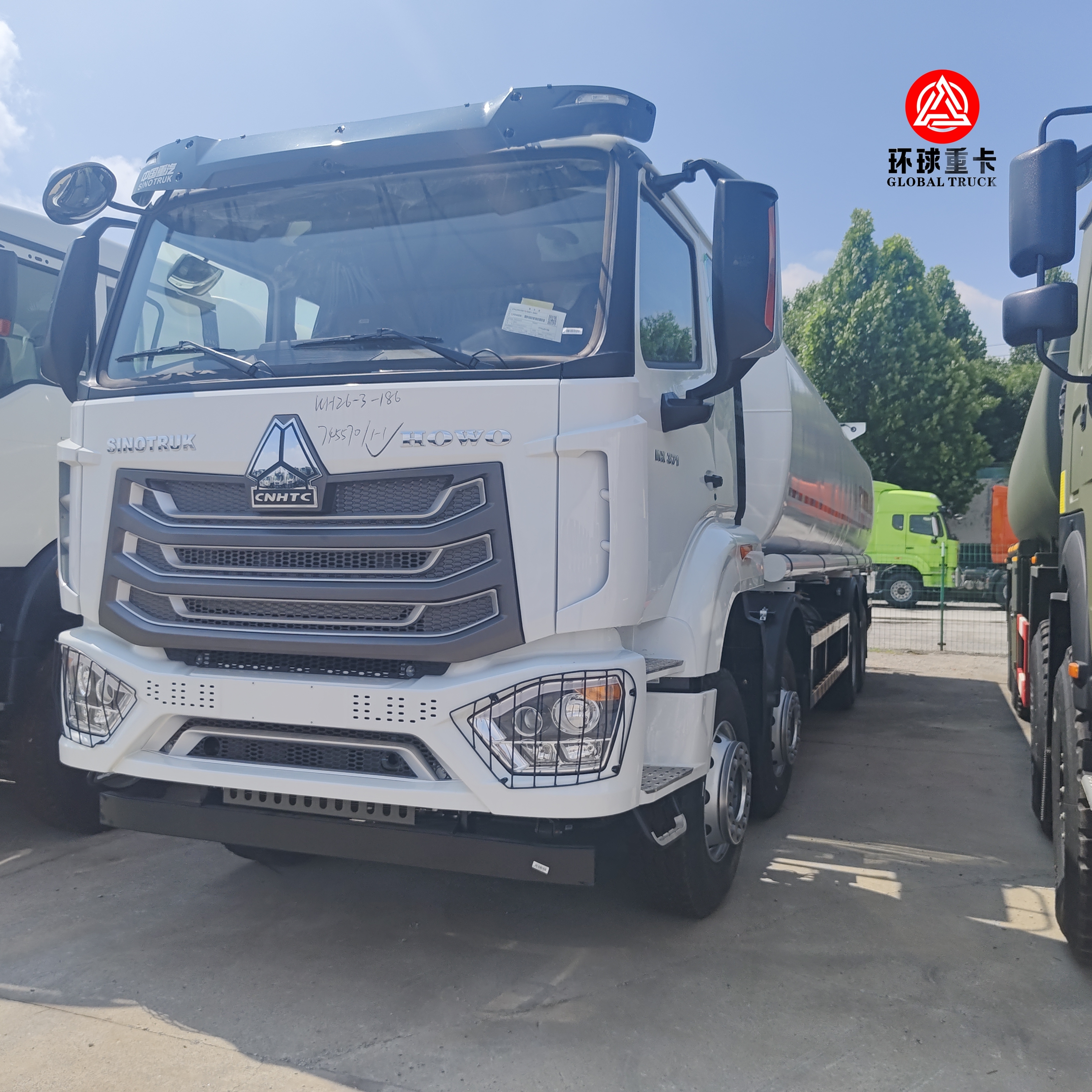 HOWO NX 8x4 30000L φορτηγό δεξαμενών καυσίμου βαρύ φορτίο ντίζελ φορτηγό Bowser για την μεταφορά καυσίμου στην Κένυα